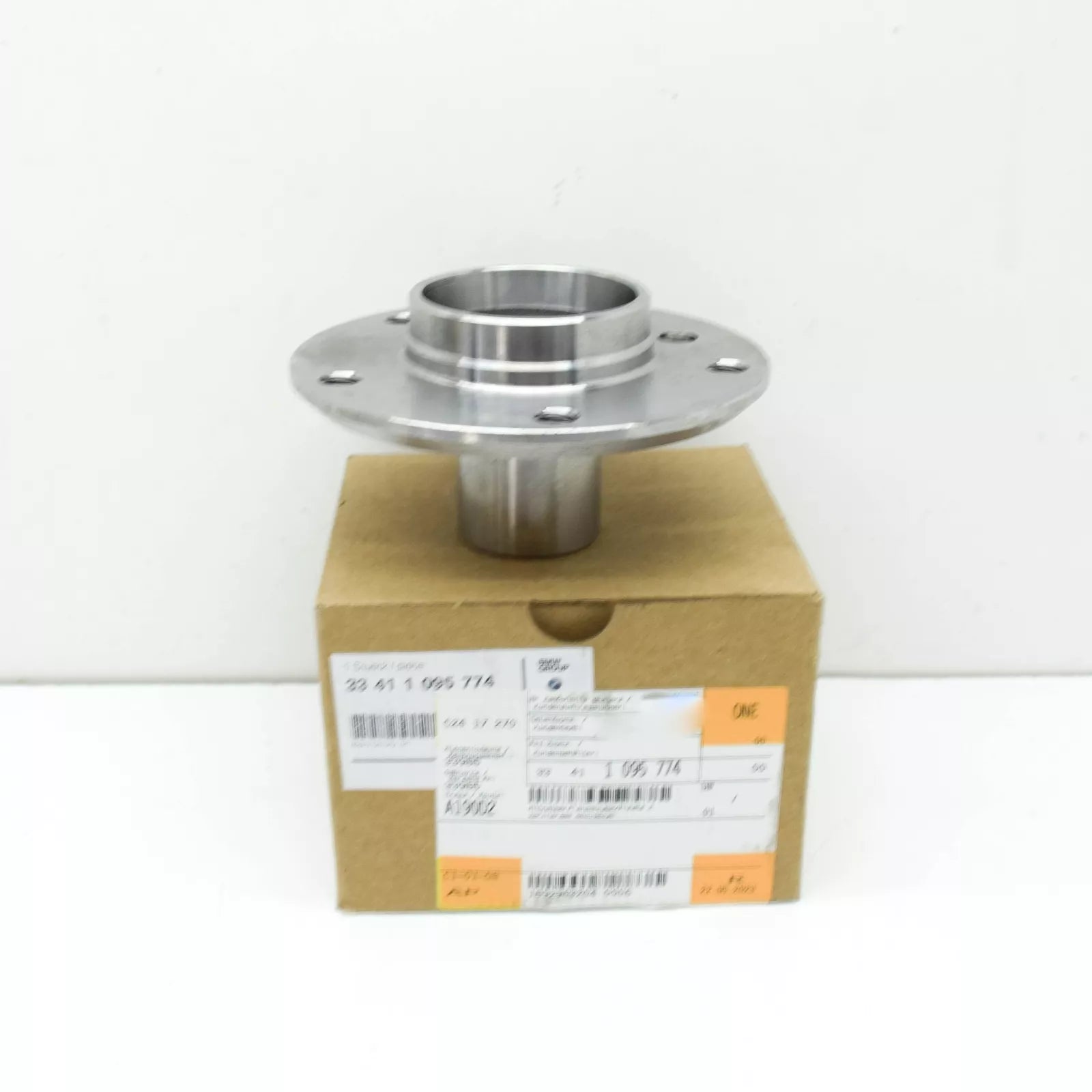 NEW BMW 5 E60 REAR WHEEL HUB SPINDLE FLANGE 33411095774 1095774 ORIGINAL