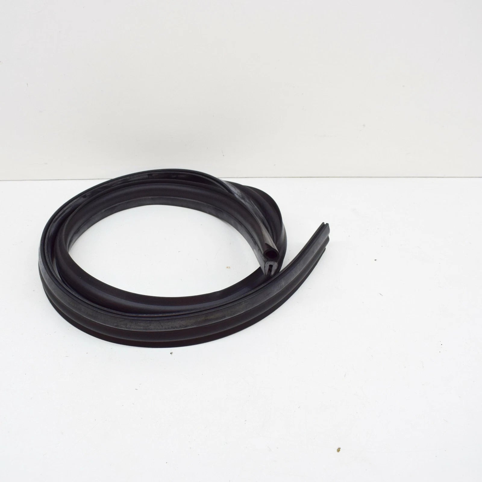 NEW MERCEDES-BENZ SPRINTER 906 ENGINE HOOD SEAL A9068890098 ORIGINAL