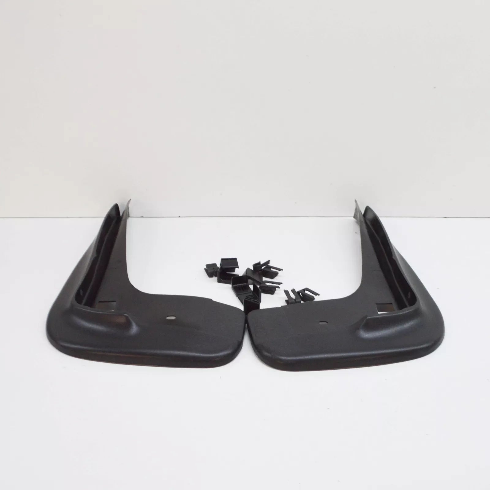 NEW BMW 7' E38 FRONT MUD FLAP SET 9404697