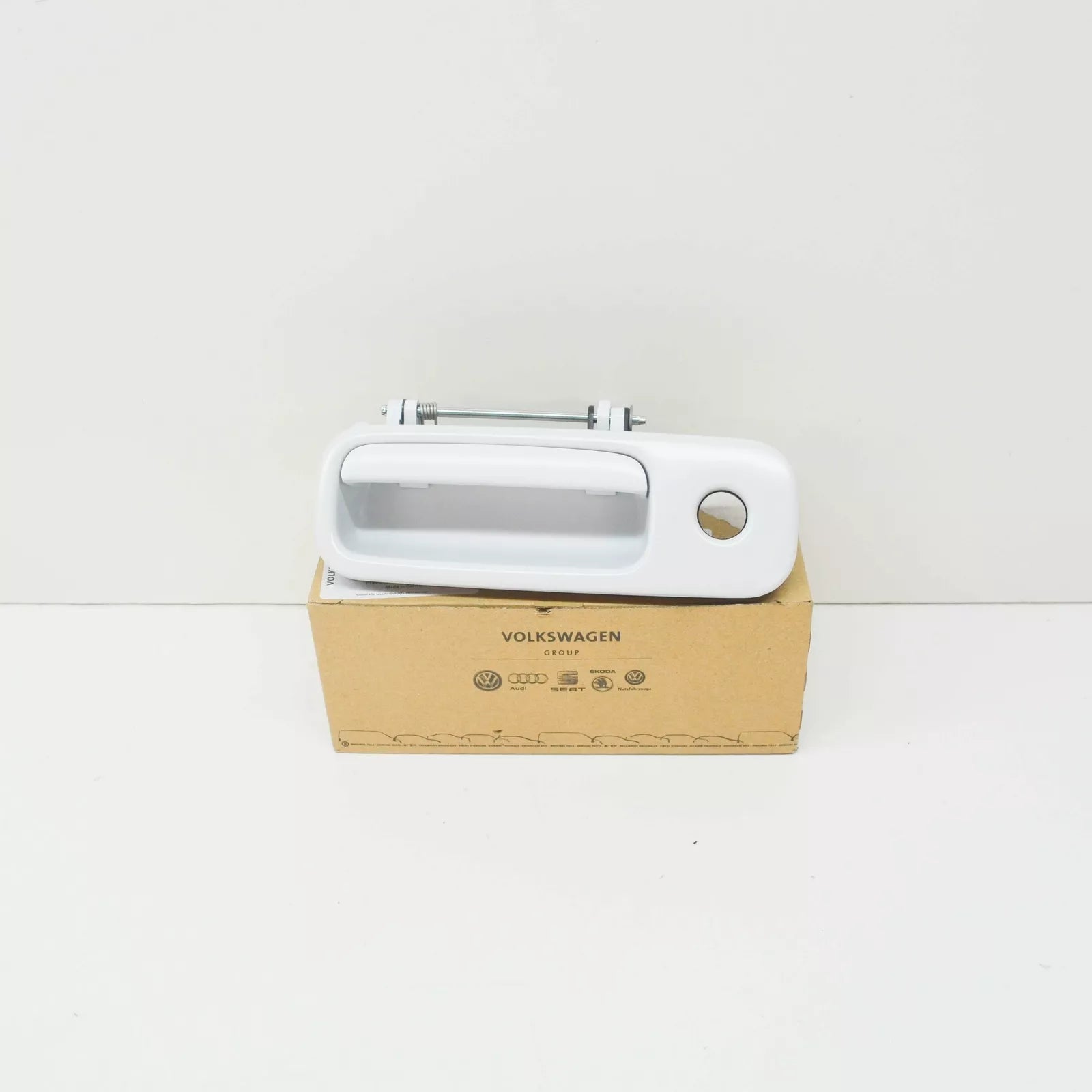 NEW VOLKSWAGEN TRANSPORTER T5 REAR LID PRIMED HANDLE 7H0827561AGRU