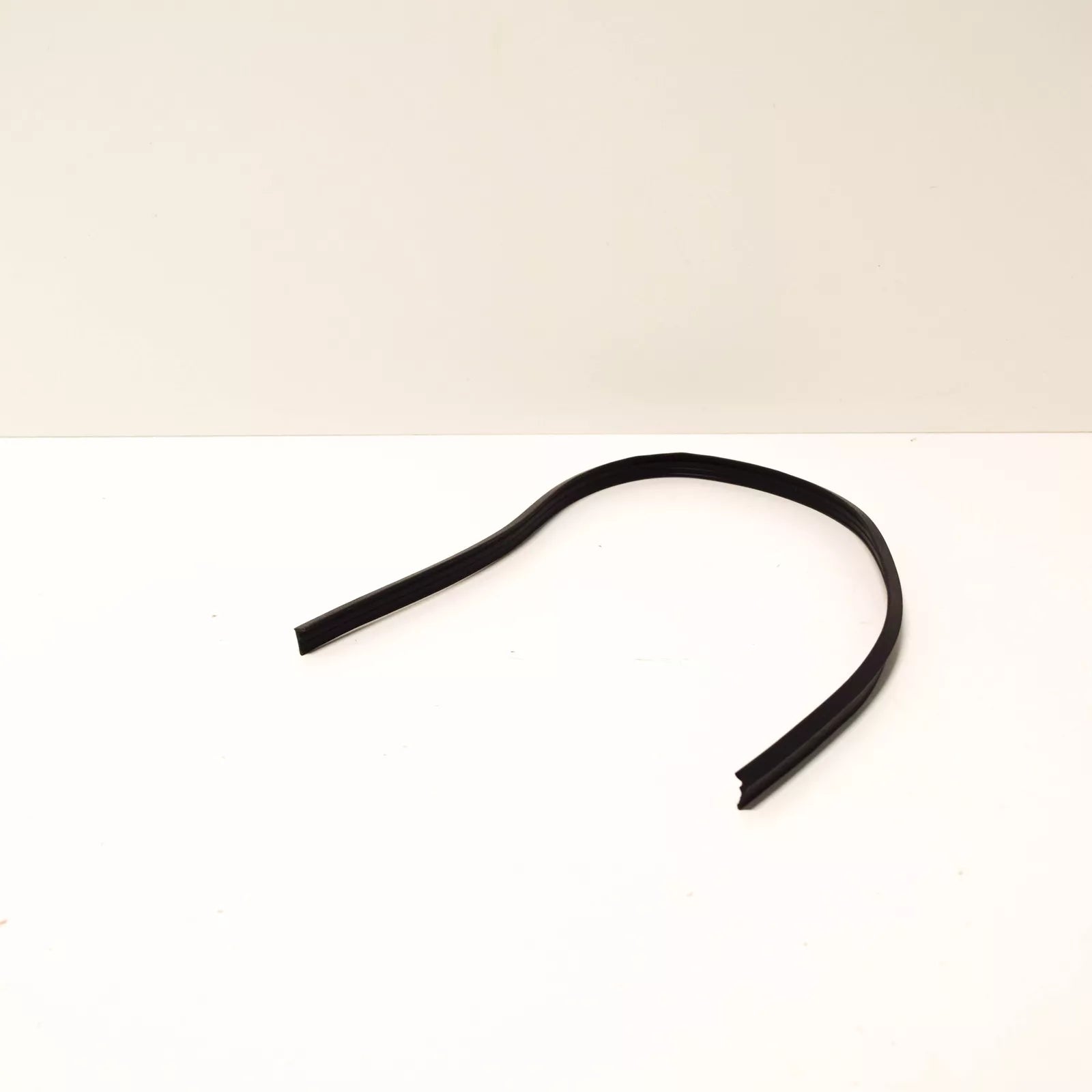 NEW BMW 1502 OUTER WINDOW DOOR WEATHERSTRIP 51211847798 ORIGINAL