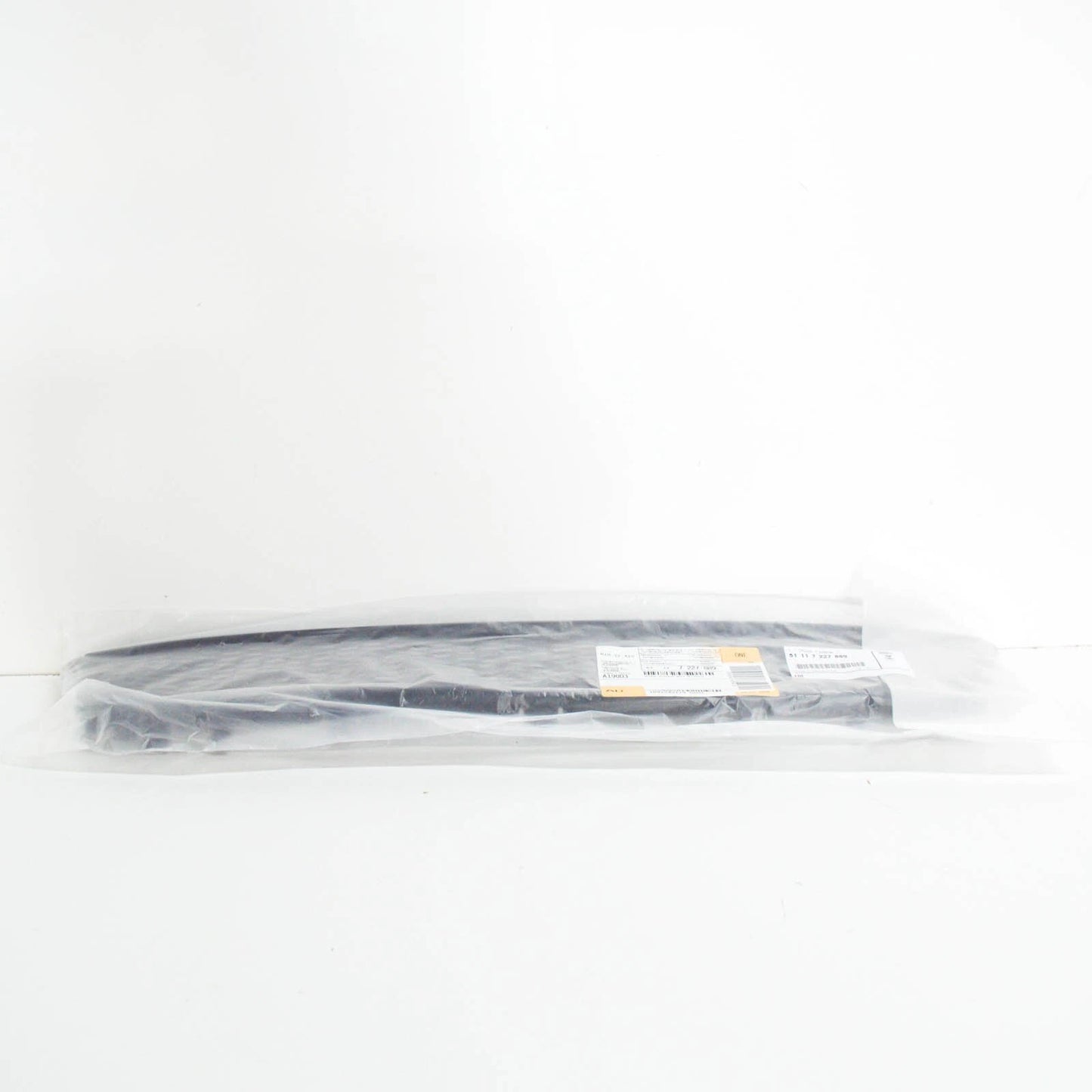 NEW BMW 3 E92 FRONT BUMPER LOWER CENTER GRILLE 51117227889 7227889 2009 ORIGINAL