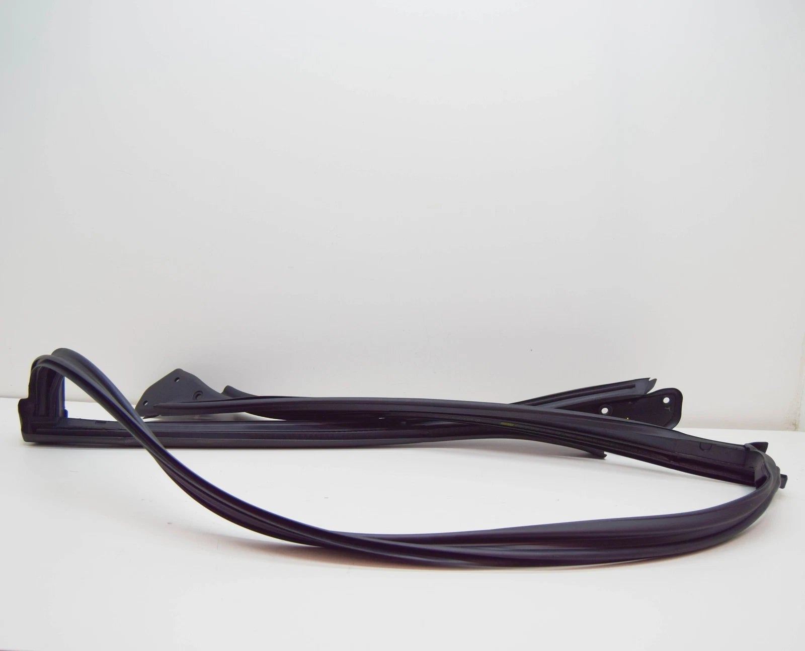 NEW MERCEDES-BENZ E CABRIO A207 WINDSHIELD SEALING FRAME A2076710120 ORIGINAL