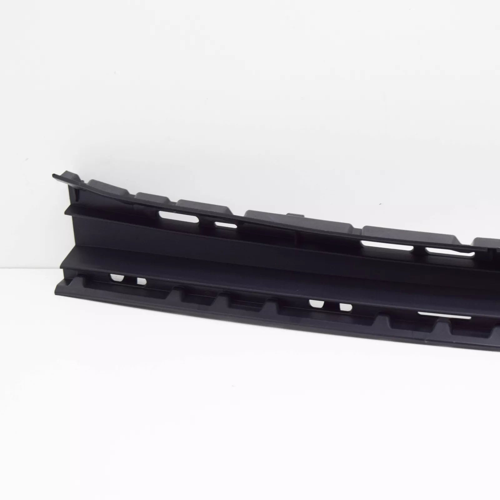 NEW MB CLS C257 FRONT BUMPER LOWER CENTER TRIM MOLDING A2578857704 ORIGINAL