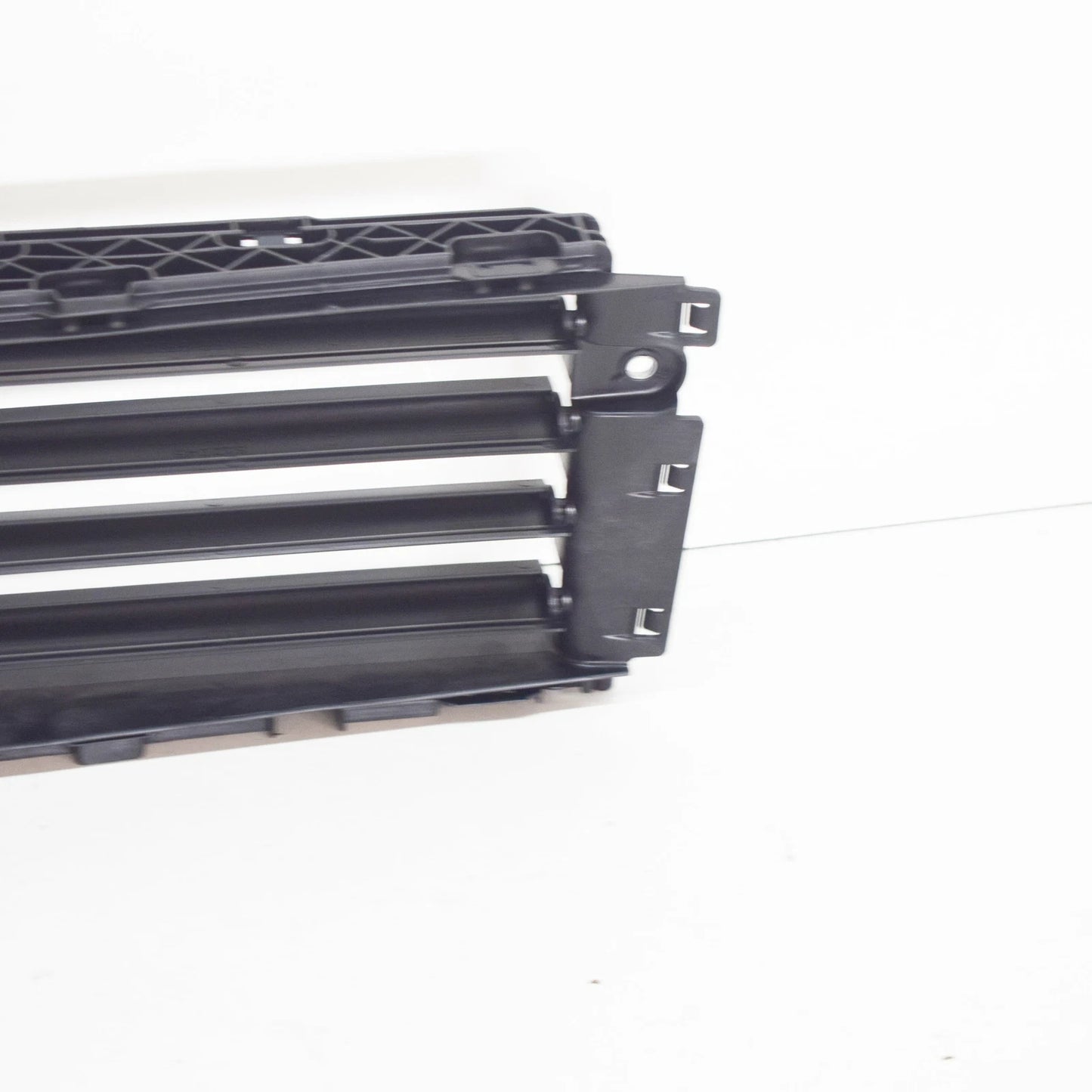 NEW VW JETTA A6 FRONT RADIATOR SHUTTER ASSEMBLY 5Q0122323A / 5Q0-122-323-A
