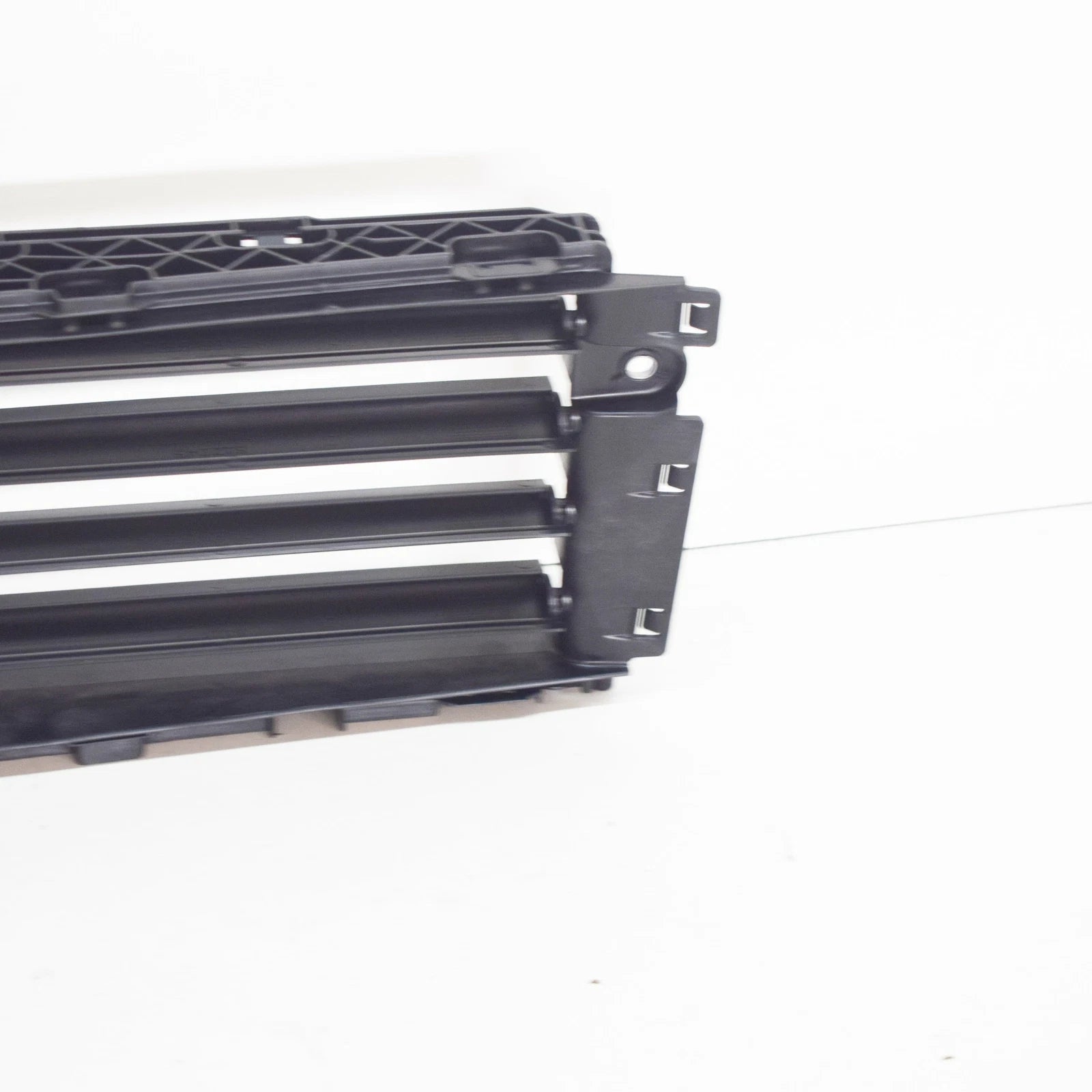 NEW VW JETTA A6 FRONT RADIATOR SHUTTER ASSEMBLY 5Q0122323A / 5Q0-122-323-A