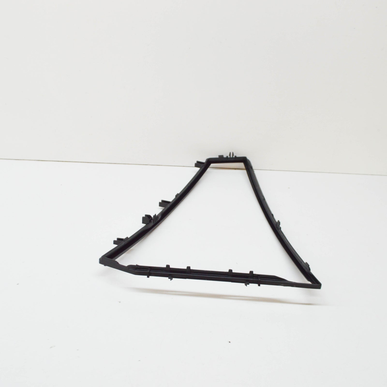 new bmw 3 e91 rear quarter window left side seal 51357119943 7119943 original