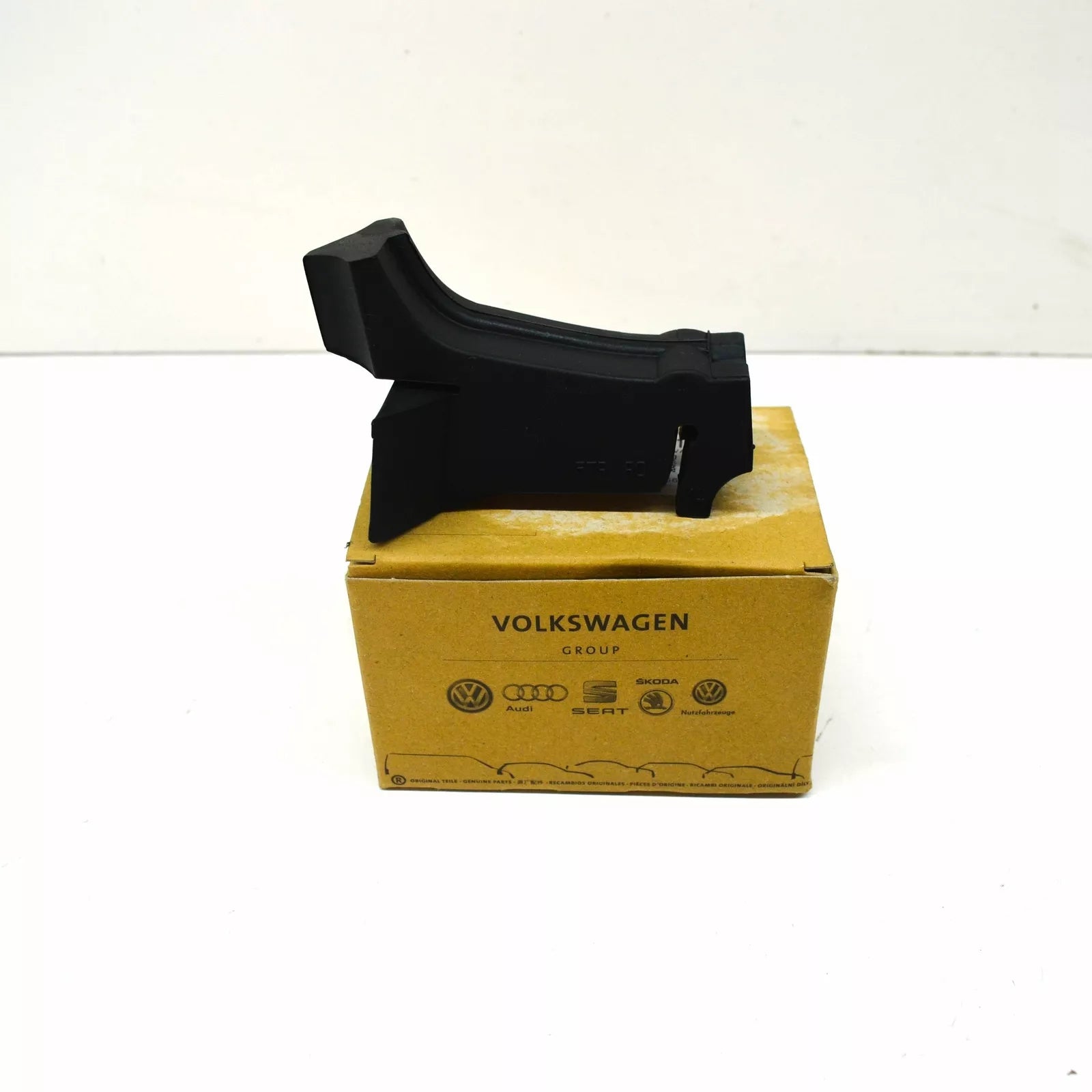 NEW VOLKSWAGEN TIGUAN AD FRONT BUMPER LEFT HOOD SEAL 5NA864759A ORIGINAL