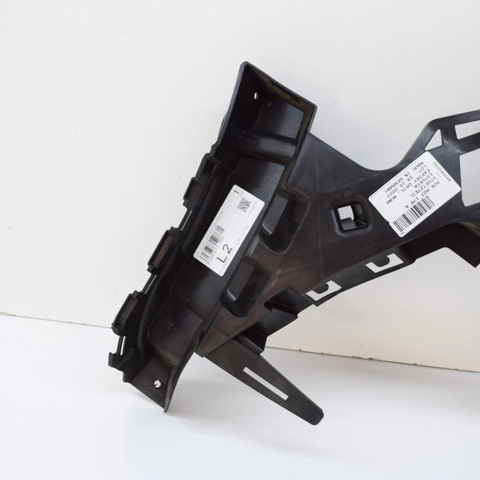 NEW VOLKSWAGEN CC FRONT BUMPER RIGHT GUIDE PIECE 3C8807178A ORIGINAL