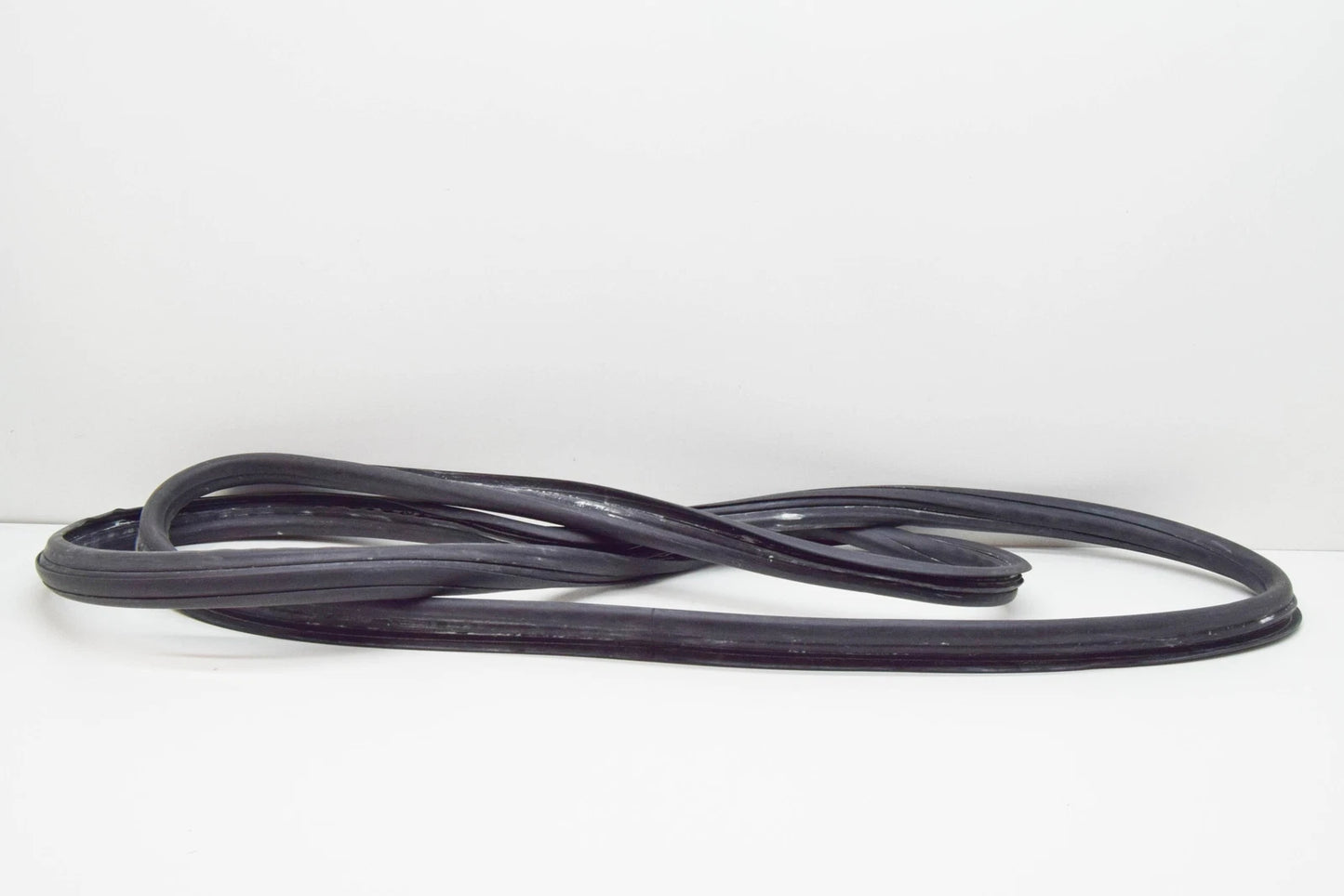 NEW BMW 6 E24 COUPE REAR BACK WINDOW WEATHERSTRIP 51311839116 1839116 ORIGINAL