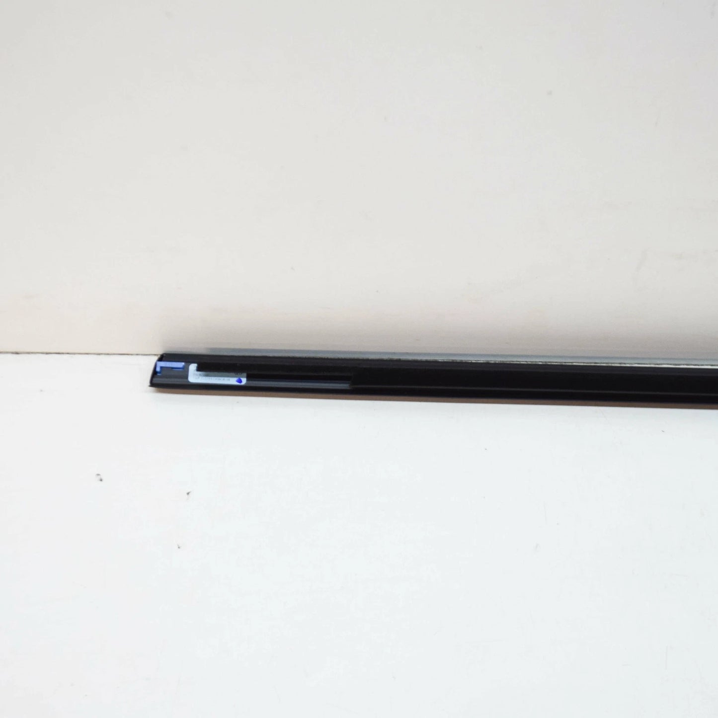 NEW MB A W176 FRONT RIGHT DOOR WINDOW OUTSIDE TRIM A1767250482 ORIGINAL