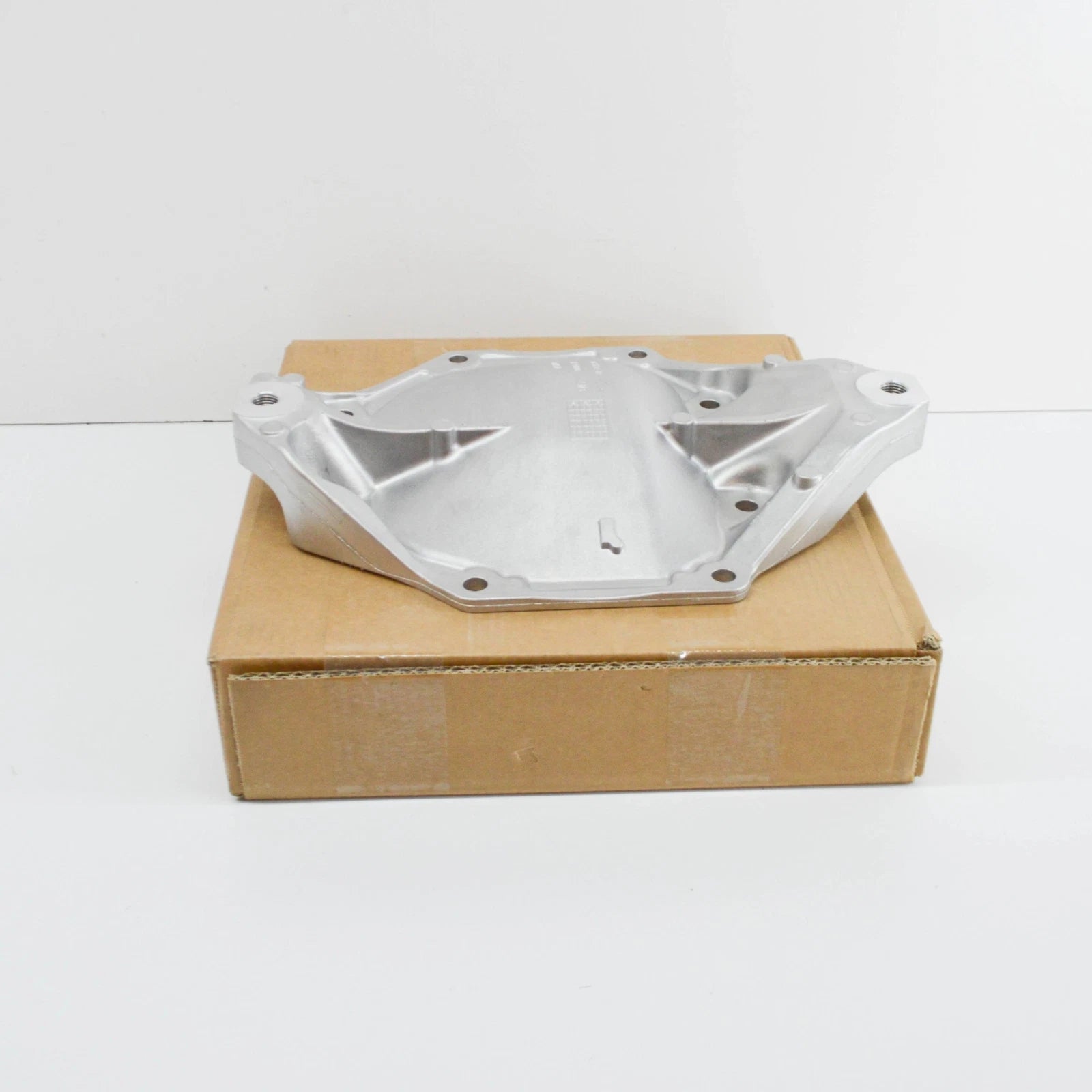 NEW MERCEDES-BENZ CLS C257 REAR AXLE DIFFERENTIAL END COVER A2053510400 ORIGINAL