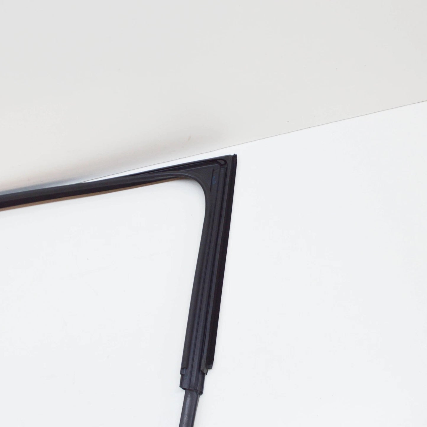 NEW VOLKSWAGEN JETTA A6 FRONT RIGHT WINDOW GUIDE 5C68374325AP ORIGINAL