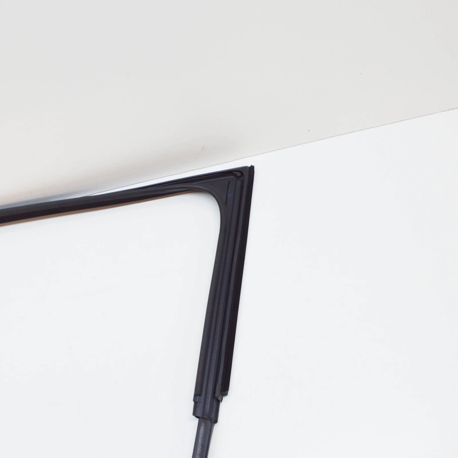 NEW VOLKSWAGEN JETTA A6 FRONT RIGHT WINDOW GUIDE 5C68374325AP ORIGINAL