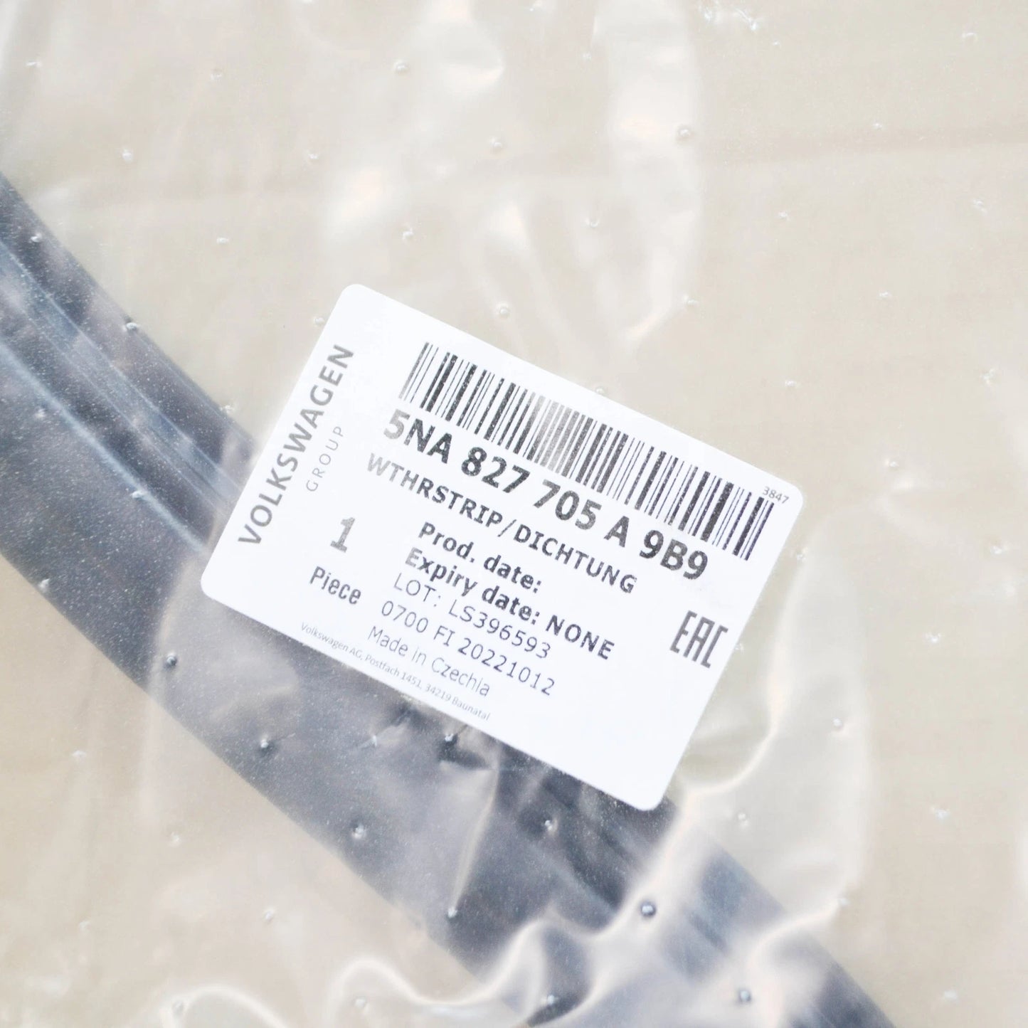 NEW VW TIGUAN AD REAR HATCH SEAL 5NA827705A9B9 5NA827705A 9B9