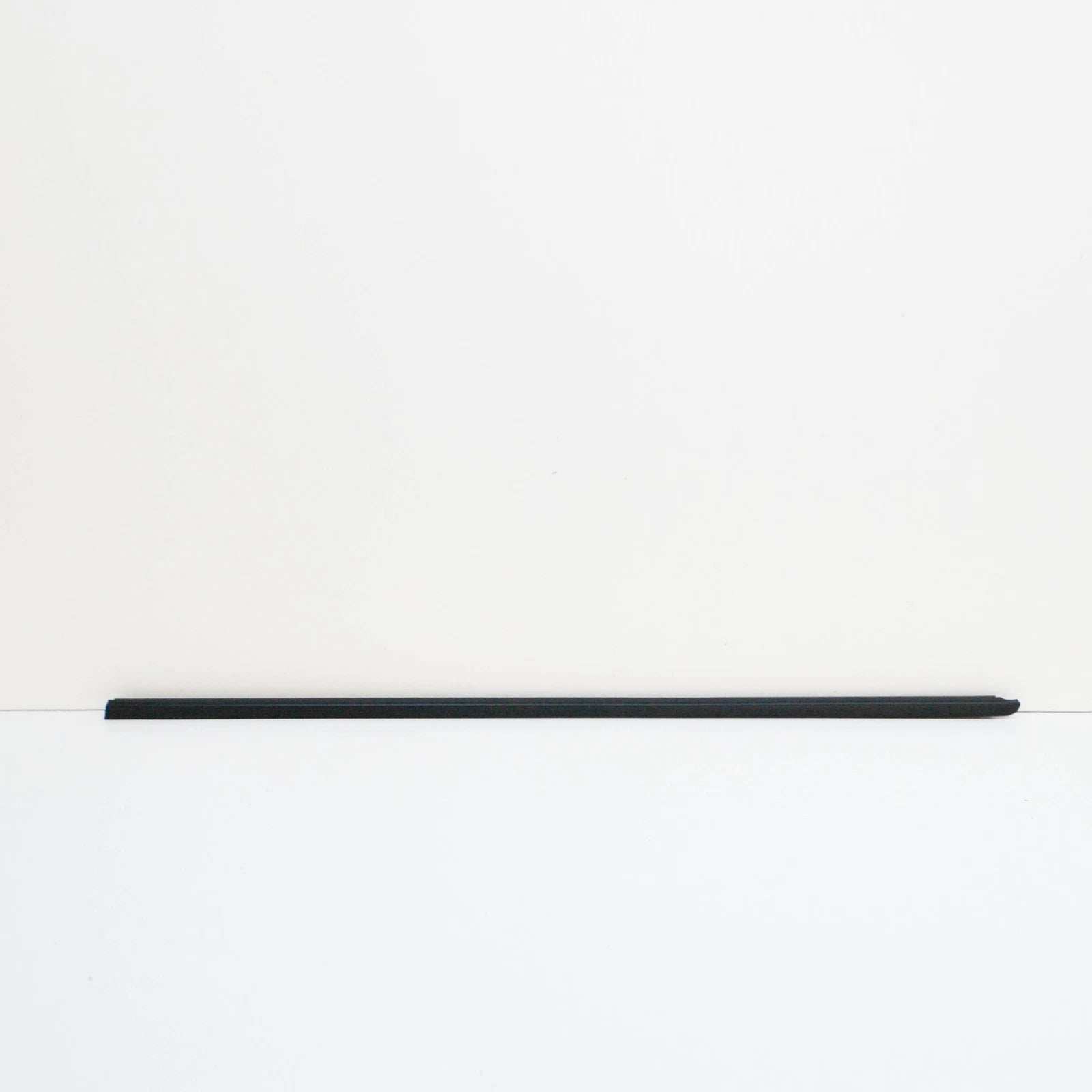 NEW VW AMAROK 2H FRONT LEFT OUTER WINDOW APERTURE SEAL 2H0837703C5AP