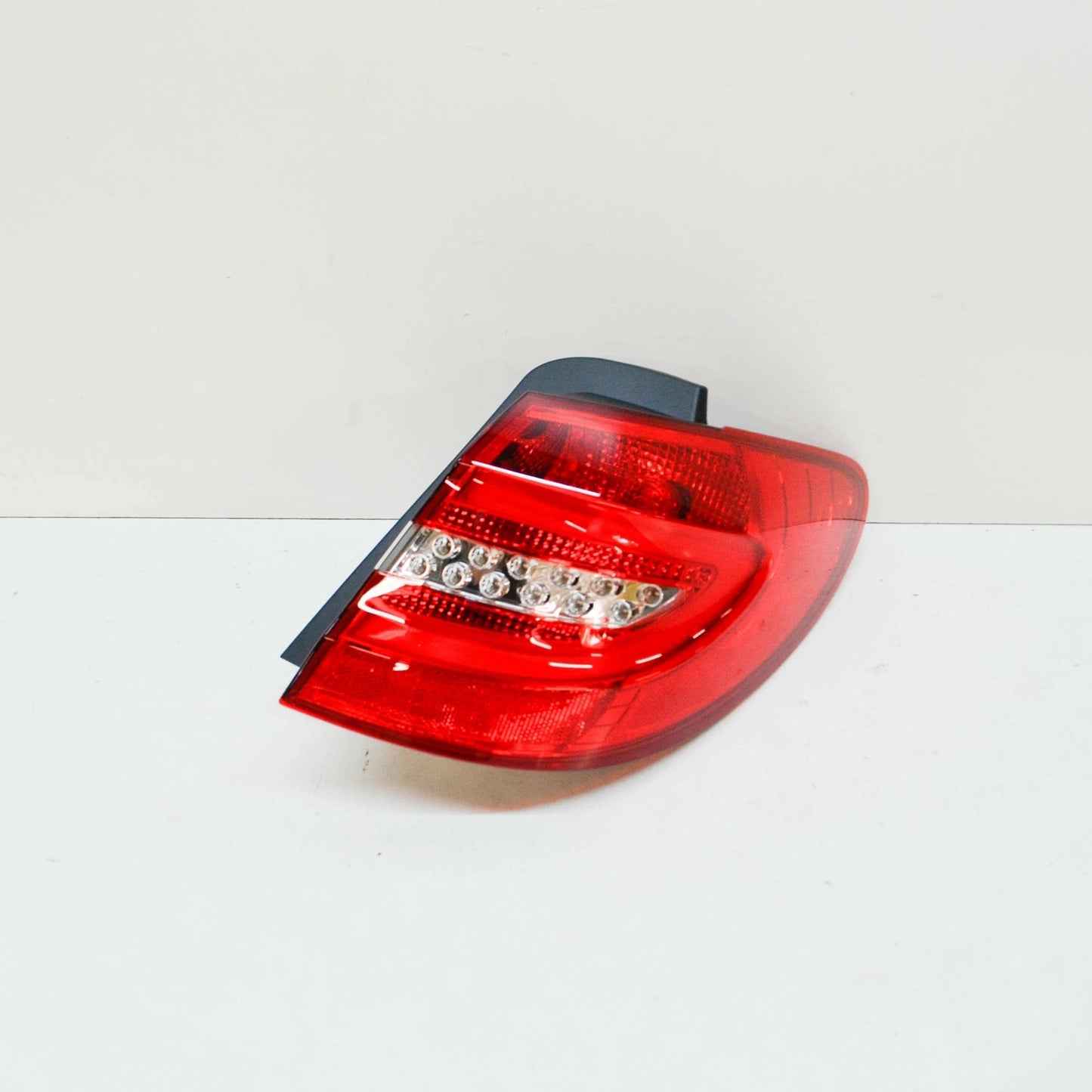 NEW MERCEDES-BENZ B-CLASS W246 REAR RIGHT TAIL LIGHT A2468200664