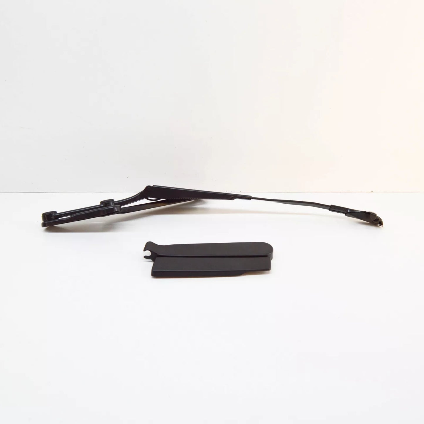 NEW VW TOUAREG 7P FRONT RIGHT WINDSHIELD WIPER ARM LHD 7P0955410B