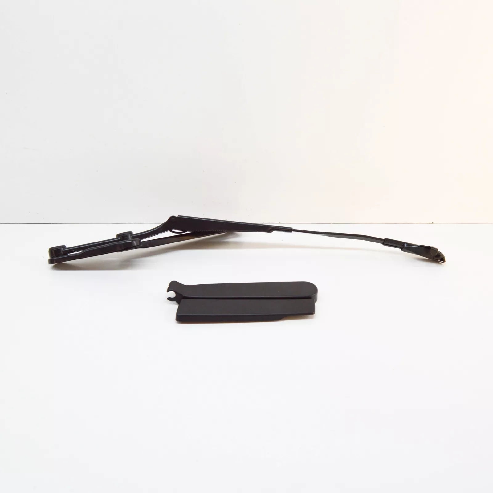 NEW VW TOUAREG 7P FRONT RIGHT WINDSHIELD WIPER ARM LHD 7P0955410B