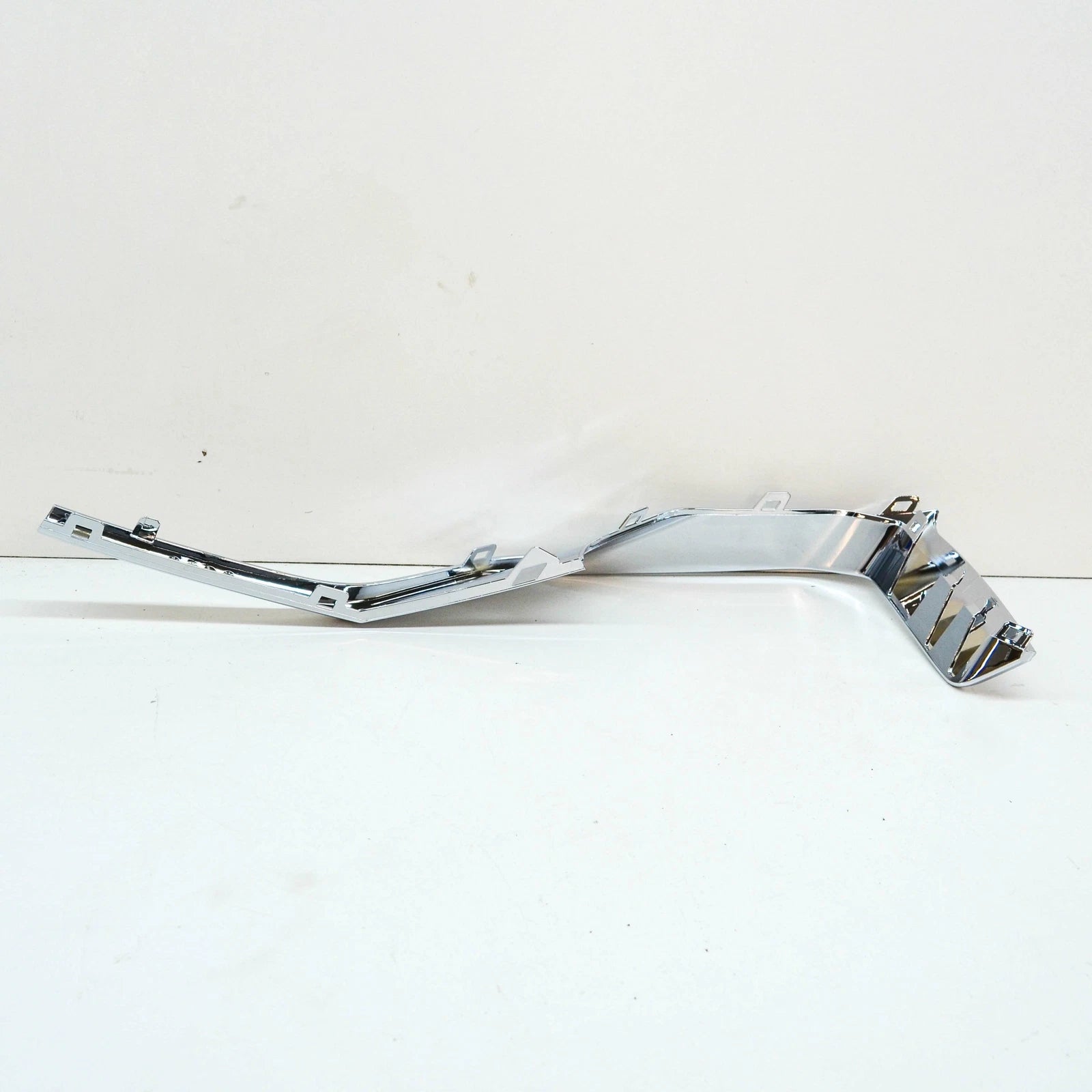 NEW BMW X7 G07 FRONT LEFT LOWER GRILLE MOULDING LUXURY 51117470329 ORIGINAL