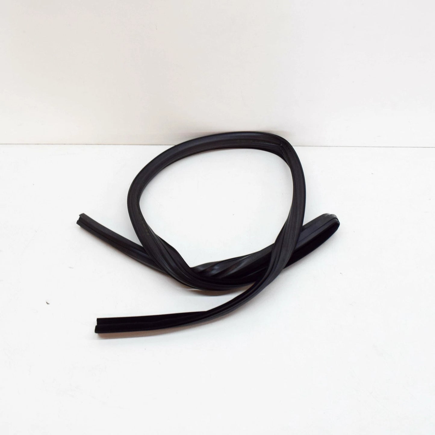 NEW MERCEDES-BENZ E W211 FRONT LEFT WINDOW RUN CHANNEL A2117250125