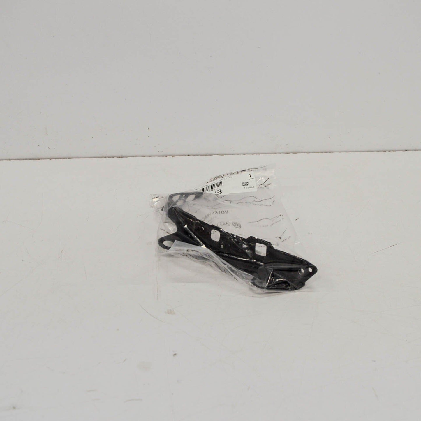 NEW AUDI A3 8V FRONT LEFT SIDE FENDER BRACKET 8V0821091C ORIGINAL