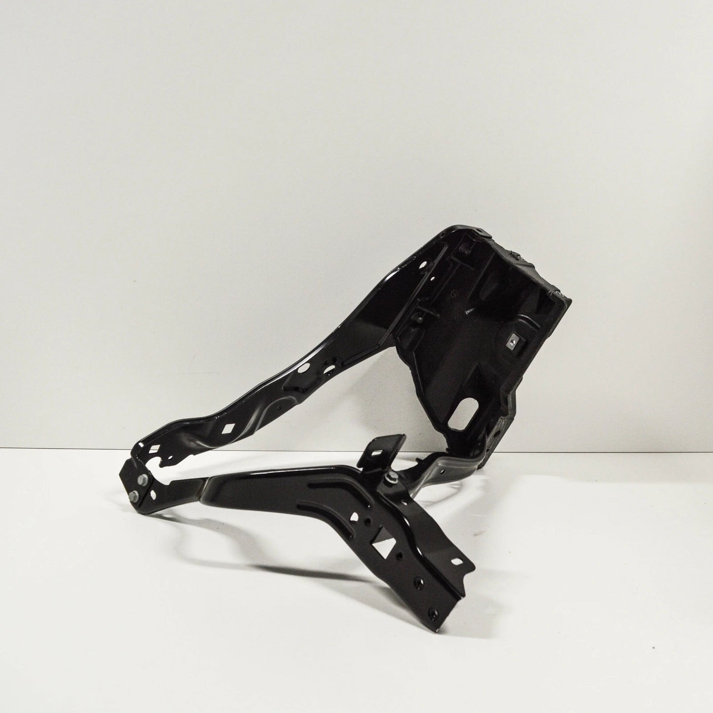 NEW MERCEDES BENZ CLS C218 RIGHT HEADLIGHT FRAME BRACKET A218620060064 ORIGINAL