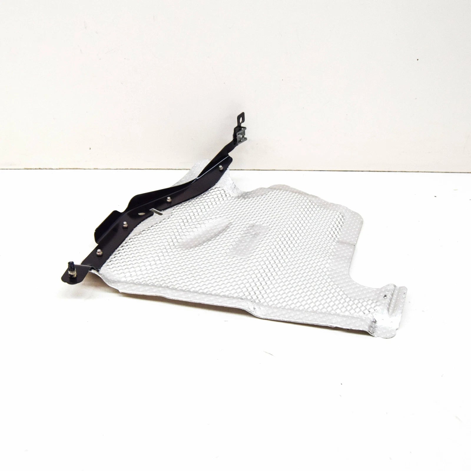 NEW MERCEDES-BENZ E W213 TOP RIGHT SCREEN HEAT PROTECTION SHIELD A2136809207