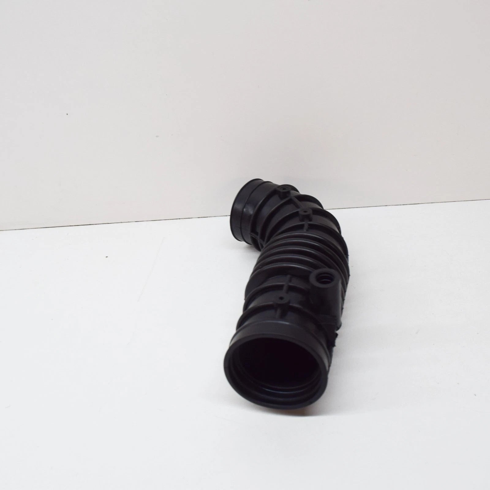 NEW BMW 3 E30 1.6I AIR INTAKE BOOT HOSE 13711709755 ORIGINAL