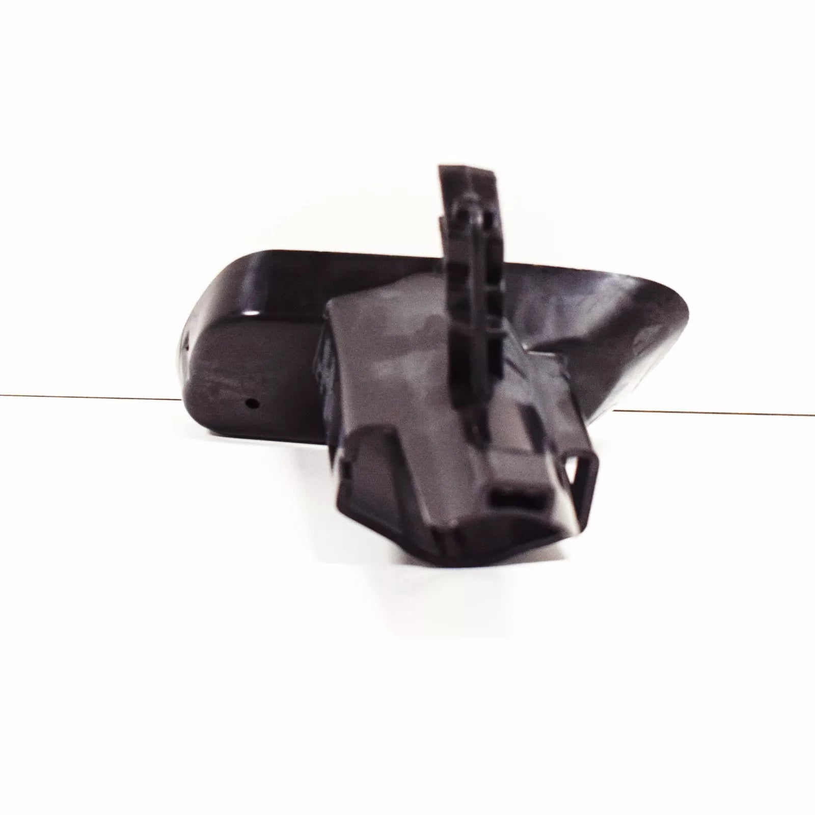 NEW VOLKSWAGEN TOUAREG 7P RIGHT HEADLIGHT WASHER GUIDE FRAME 7P6807942 ORIGINAL