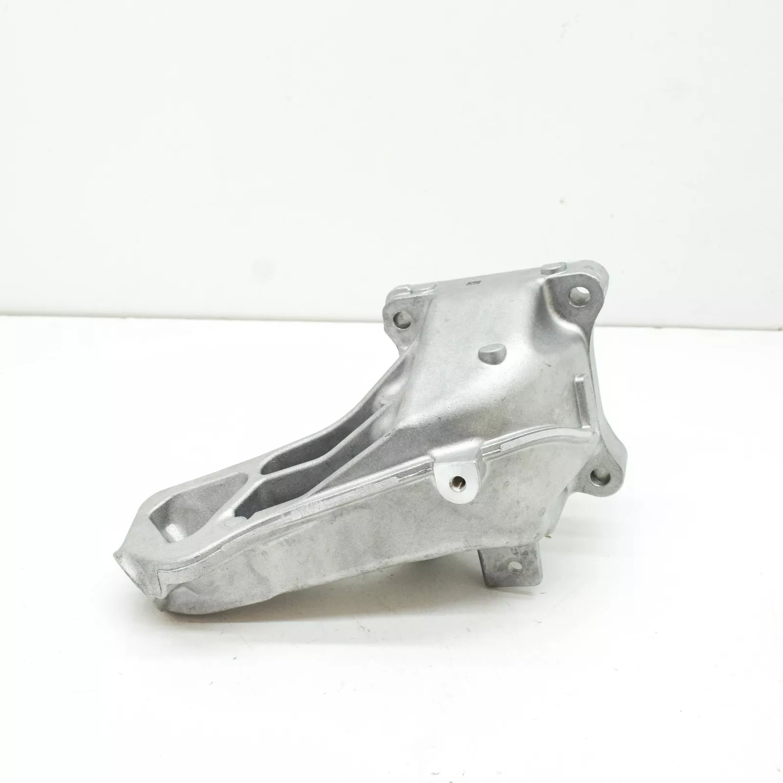 NEW MERCEDES-BENZ A W177 LEFT SIDE ENGINE BRACKET A6542231700 ORIGINAL