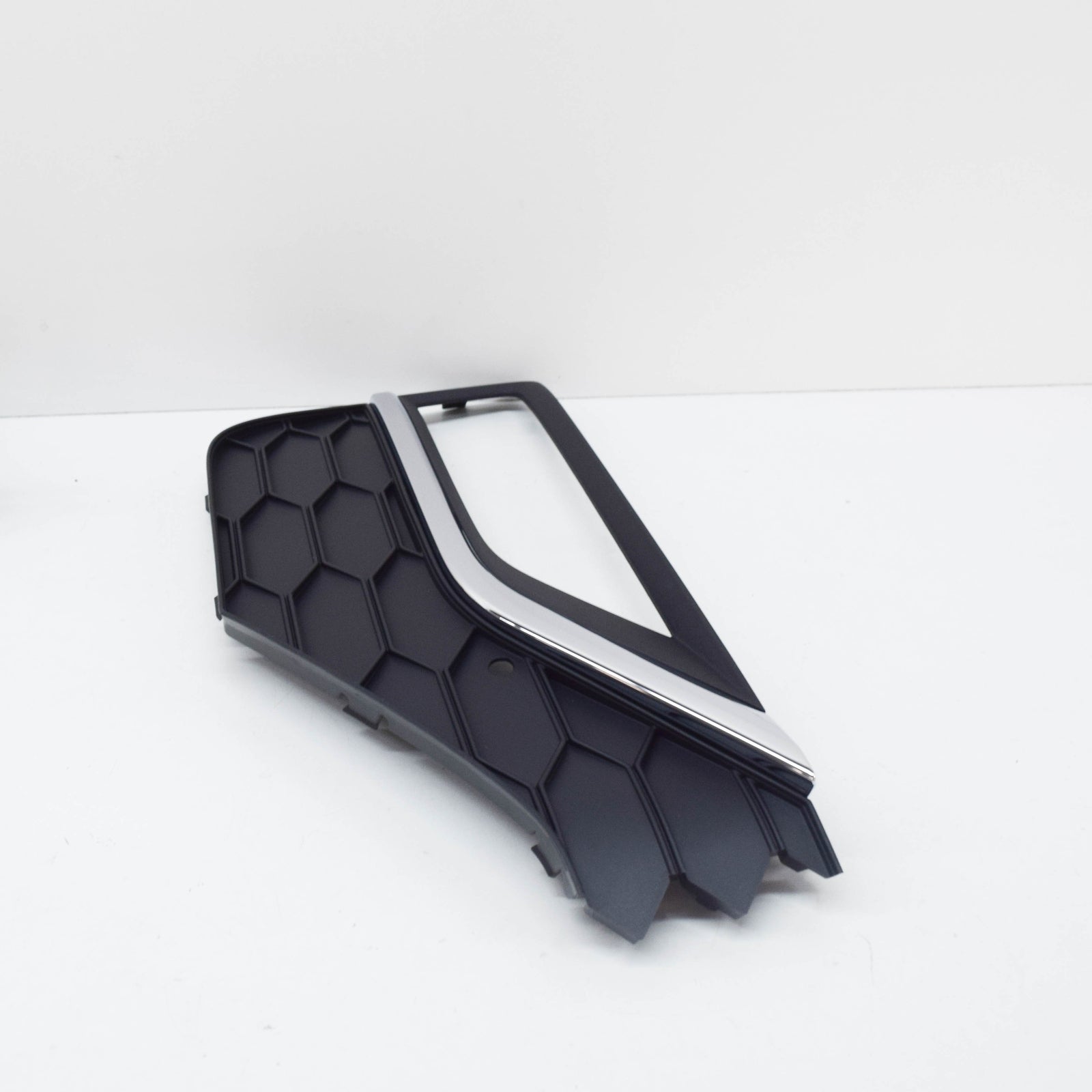 NEW VW AMAROK FRONT BUMPER RIGHT FOG LIGHT GRILLE COVER 2H6807490FRYP ORIGINAL