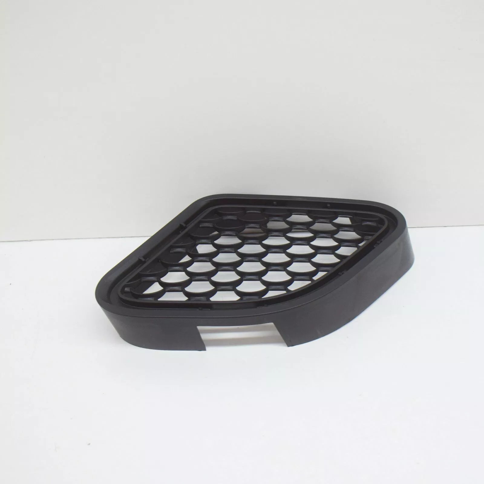 NEW MB C-CLASS W204 FRONT AMG BUMPER RIGHT LOWER GRILLE A2048850653 2010