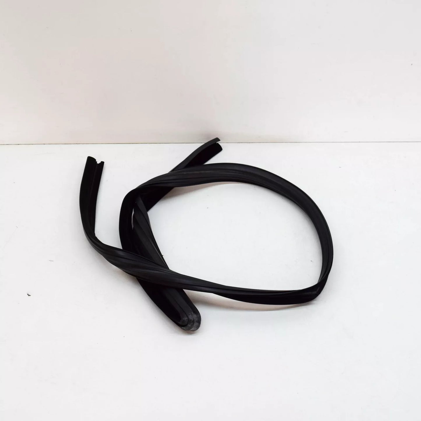 NEW MERCEDES-BENZ E W211 FRONT LEFT WINDOW RUN CHANNEL A2117250125