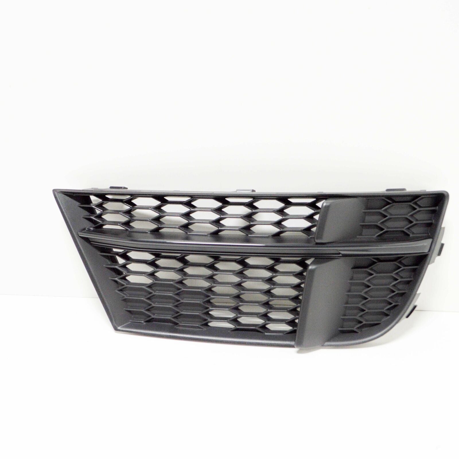 NEW AUDI A3 8P FRONT BUMPER RIGHT SIDE GRILLE 8V3807682QESM 2013 ORIGINAL