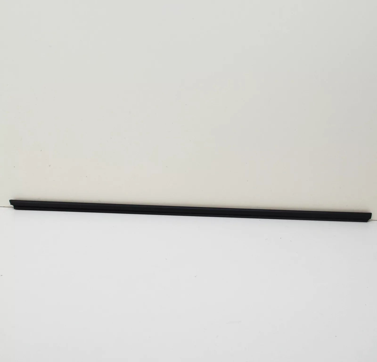 NEW BMW 1 E88 FRONT LEFT EXTERIOR DOOR CHANNEL COVER 7164937 51337164937