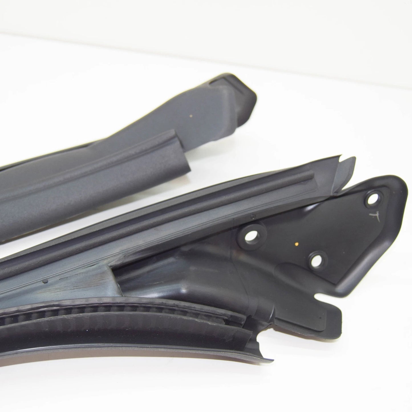 NEW MERCEDES-BENZ E CABRIO A207 WINDSHIELD SEALING FRAME A2076710120 ORIGINAL