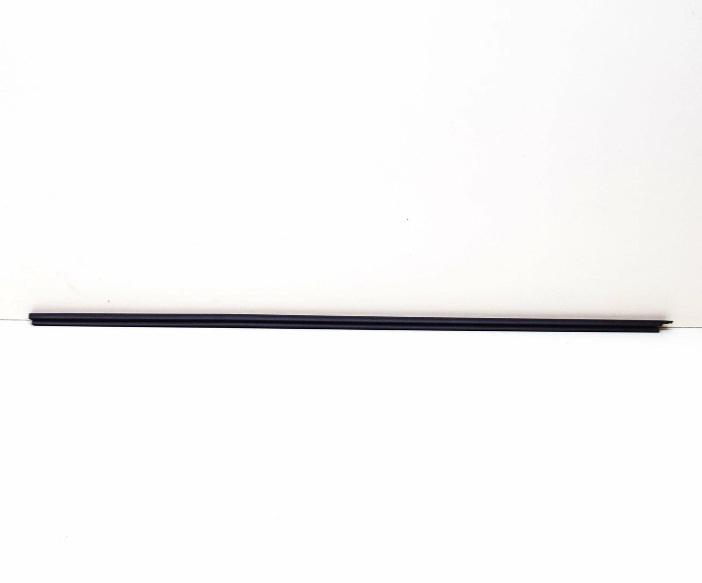 NEW VW AMAROK 2H FRONT RIGHT OUTER DOOR WINDOW MOLDING 2H0837704C5AP ORIGINAL