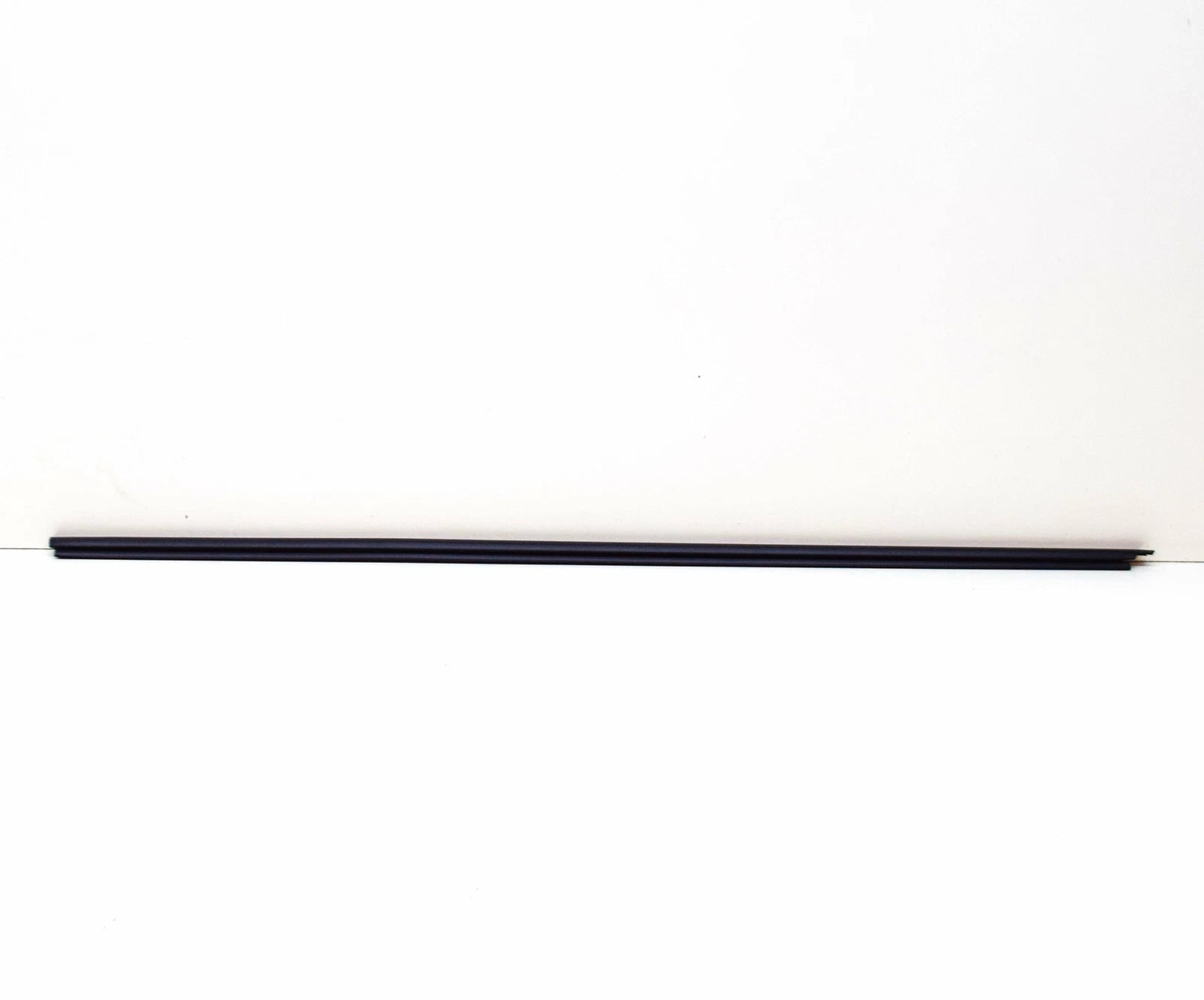 NEW VW AMAROK 2H FRONT RIGHT OUTER DOOR WINDOW MOLDING 2H0837704C5AP ORIGINAL