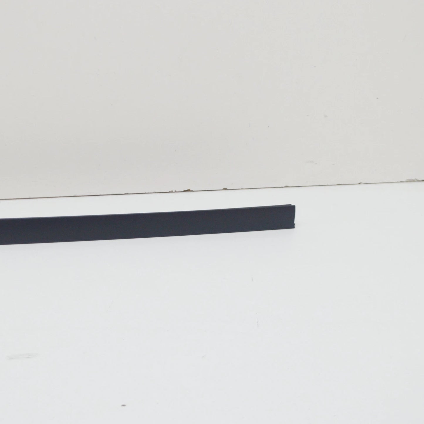 NEW BMW 5 E60 FRONT WINDSHIELD RIGHT DRIP MOULDING 51317045448 7045448 ORIGINAL