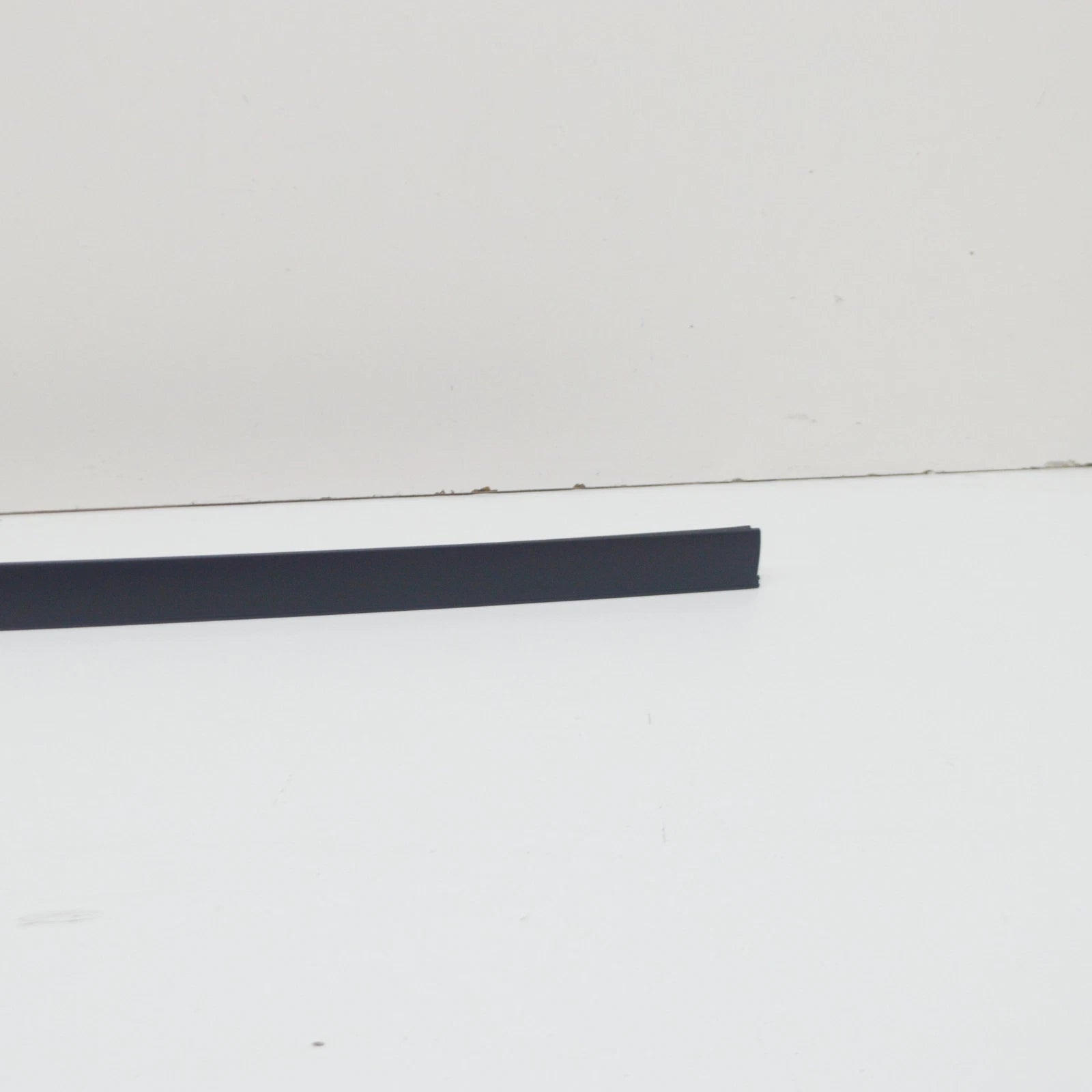 NEW BMW 5 E60 FRONT WINDSHIELD RIGHT DRIP MOULDING 51317045448 7045448 ORIGINAL