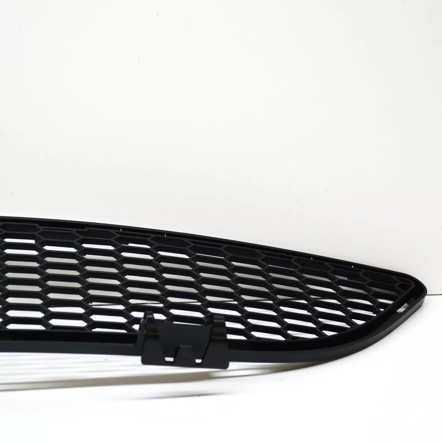 NEW BMW M6 E63 E64 FRONT BUMPER LOWER CENTRAL GRILL 51117898287 7898287 ORIGINAL