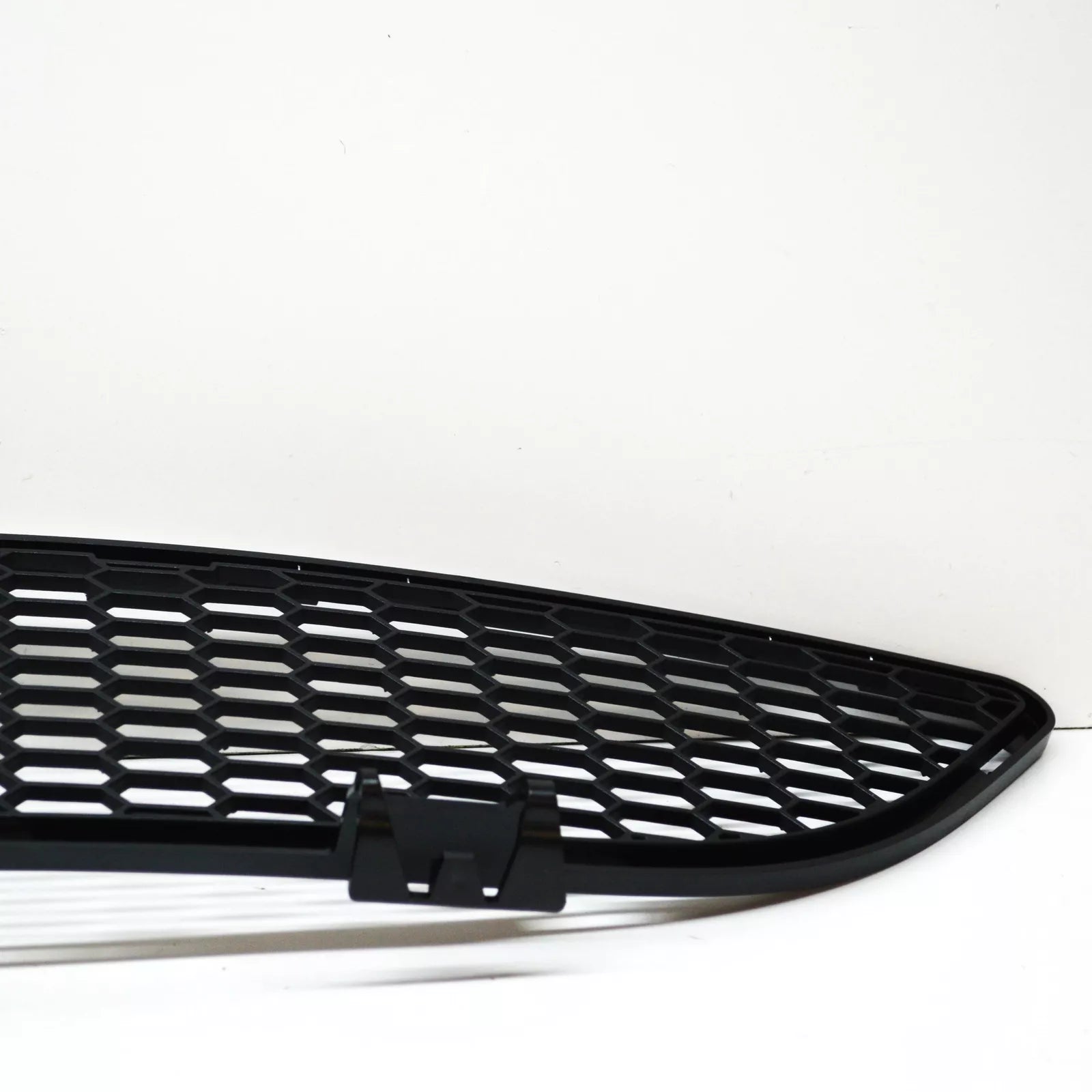 NEW BMW M6 E63 E64 FRONT BUMPER LOWER CENTRAL GRILL 51117898287 7898287 ORIGINAL