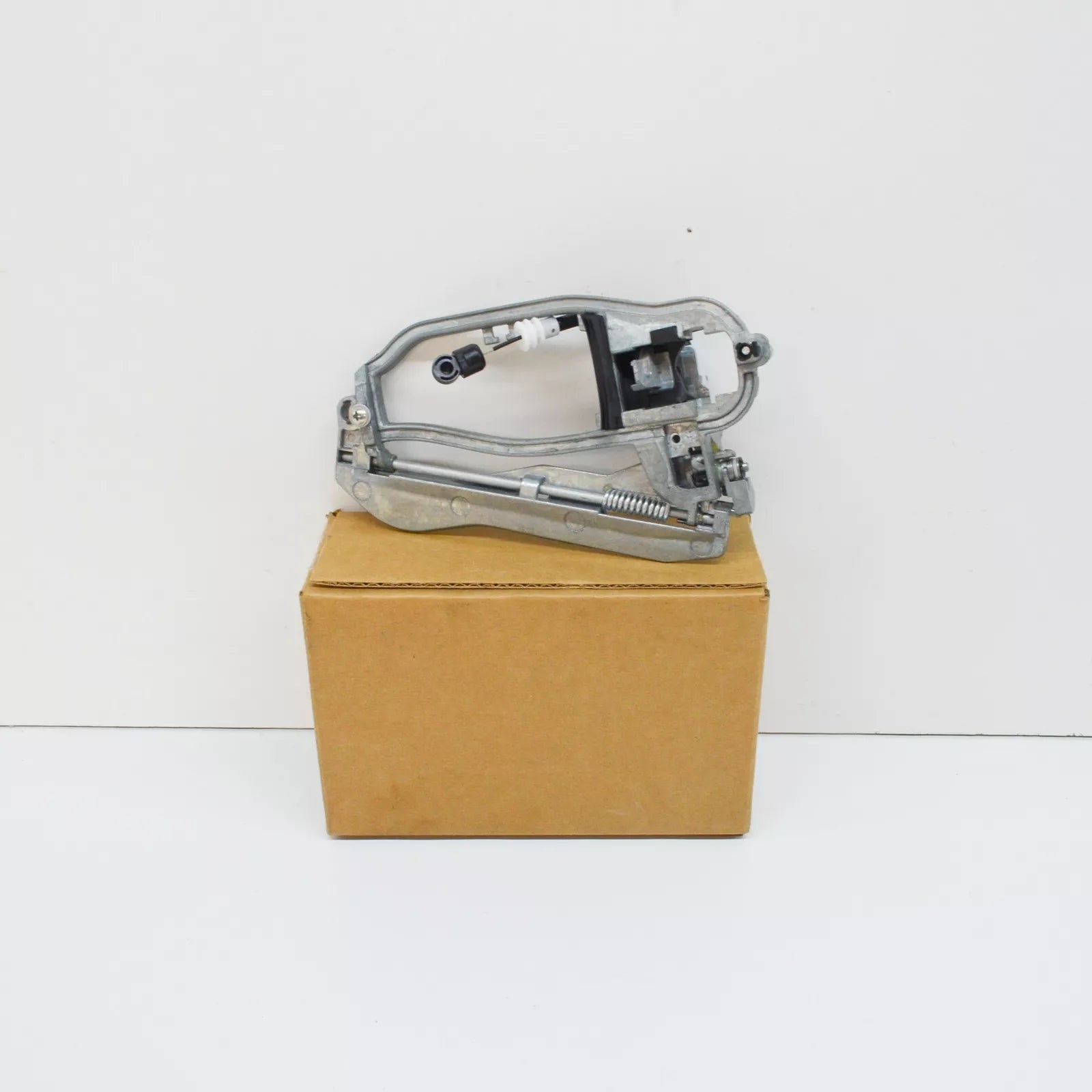 NEW BMW X5 E3 FRONT RIGHT EXTERIOR DOOR HANDLE CARRIER 51218243616 ORIGINAL