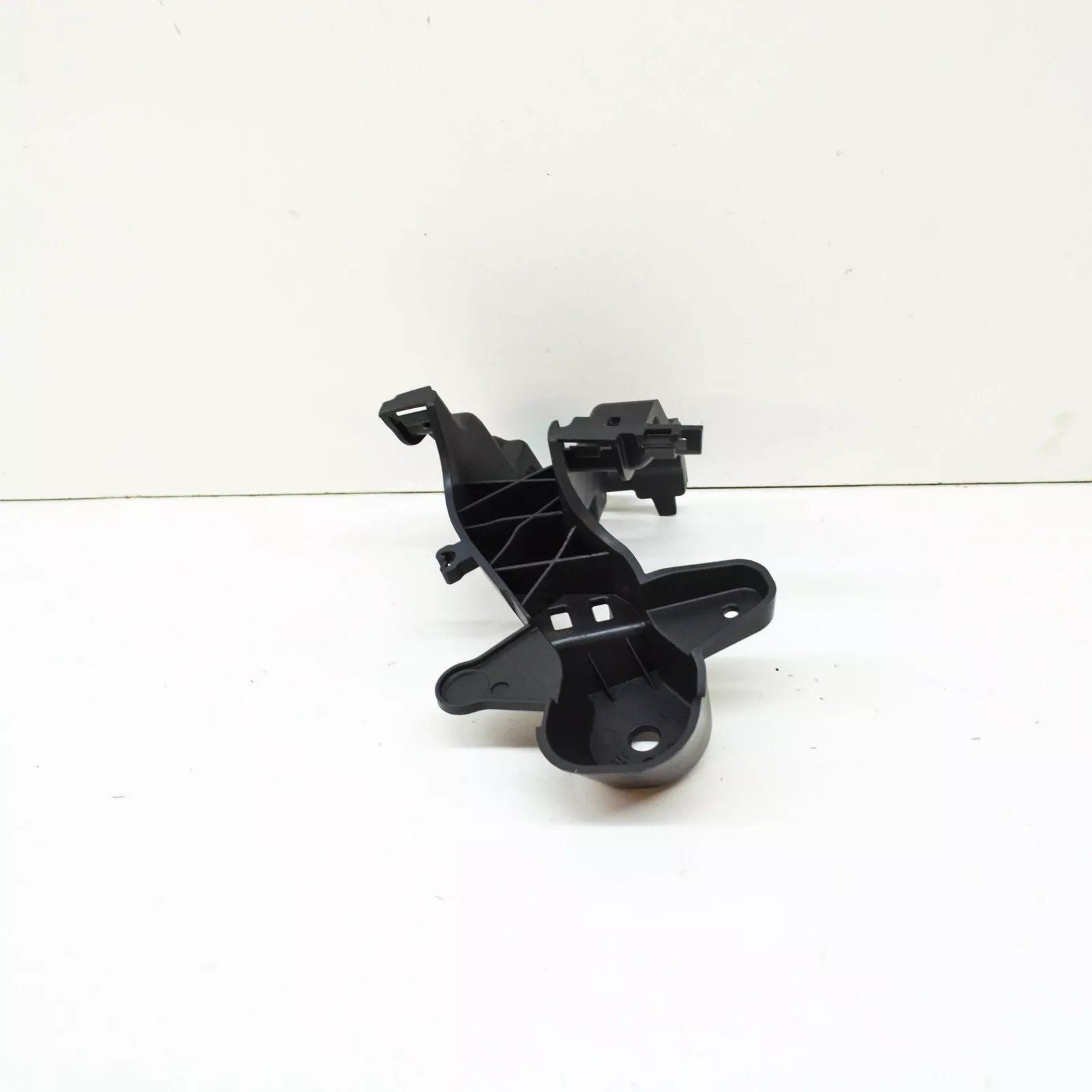 NEW MERCEDES-BENZ C W205 REAR LEFT BUMPER BRACKET A2058850314