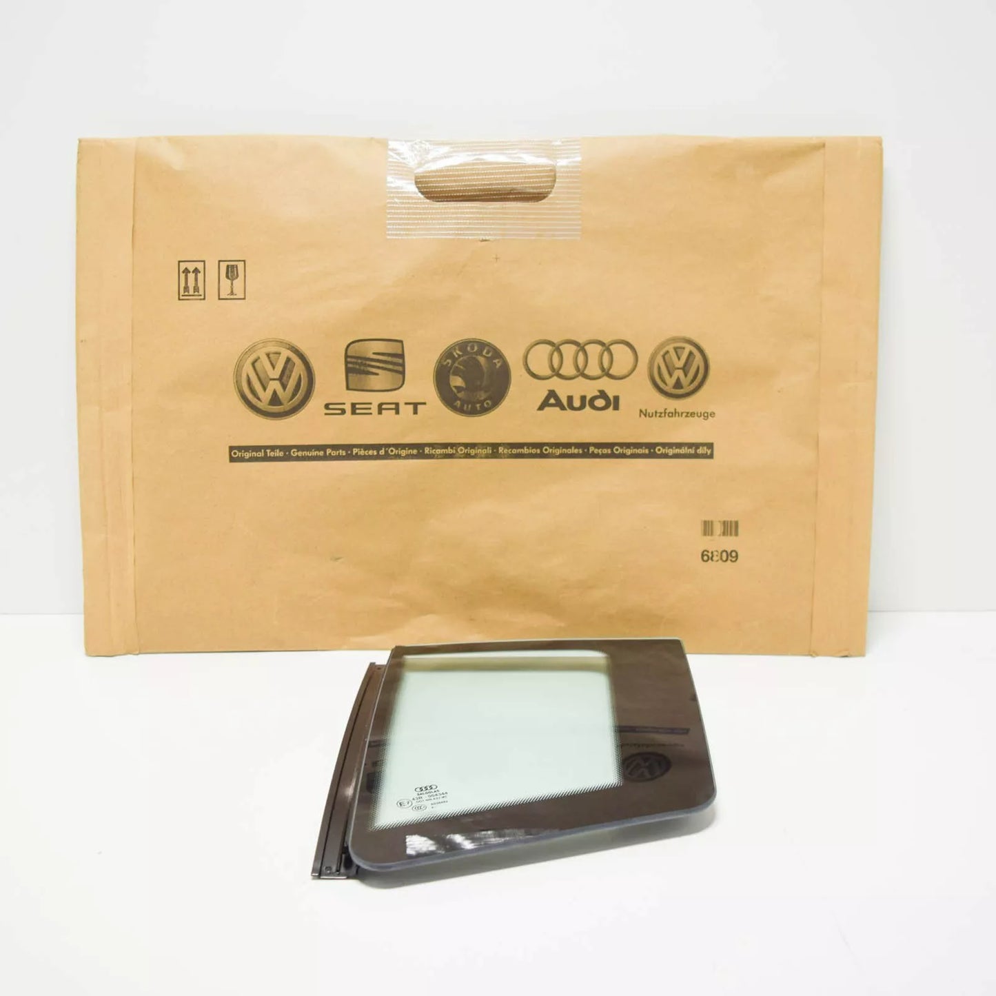 NEW AUDI R8 42 REAR LEFT SIDE WINDOW QUARTER GLASS 420845299NVB ORIGINAL