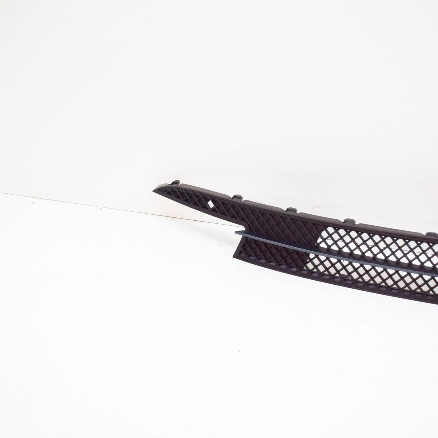 NEW BMW 1 E87 FRONT BUMPER LOWER CENTER GRILLE 51117182367 7182367 2010 ORIGINAL