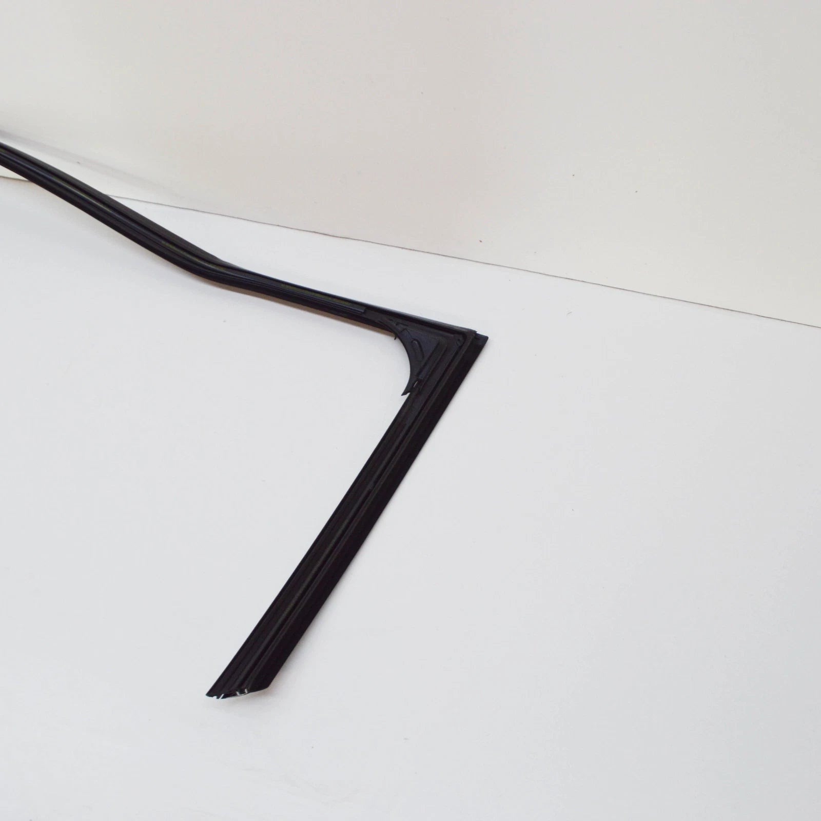 NEW AUDI A3 8P FRONT RIGHT DOOR WINDOW GUIDE 8P3837440D ORIGINAL