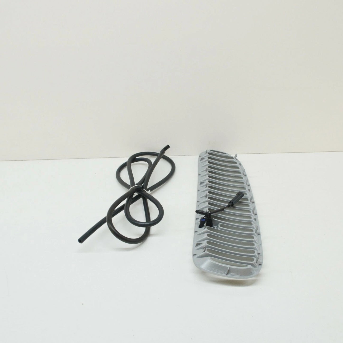 NEW BMW X5 E53 HOOD VENT TITANIUM GRILLE RIGHT 51137124824 ORIGINAL