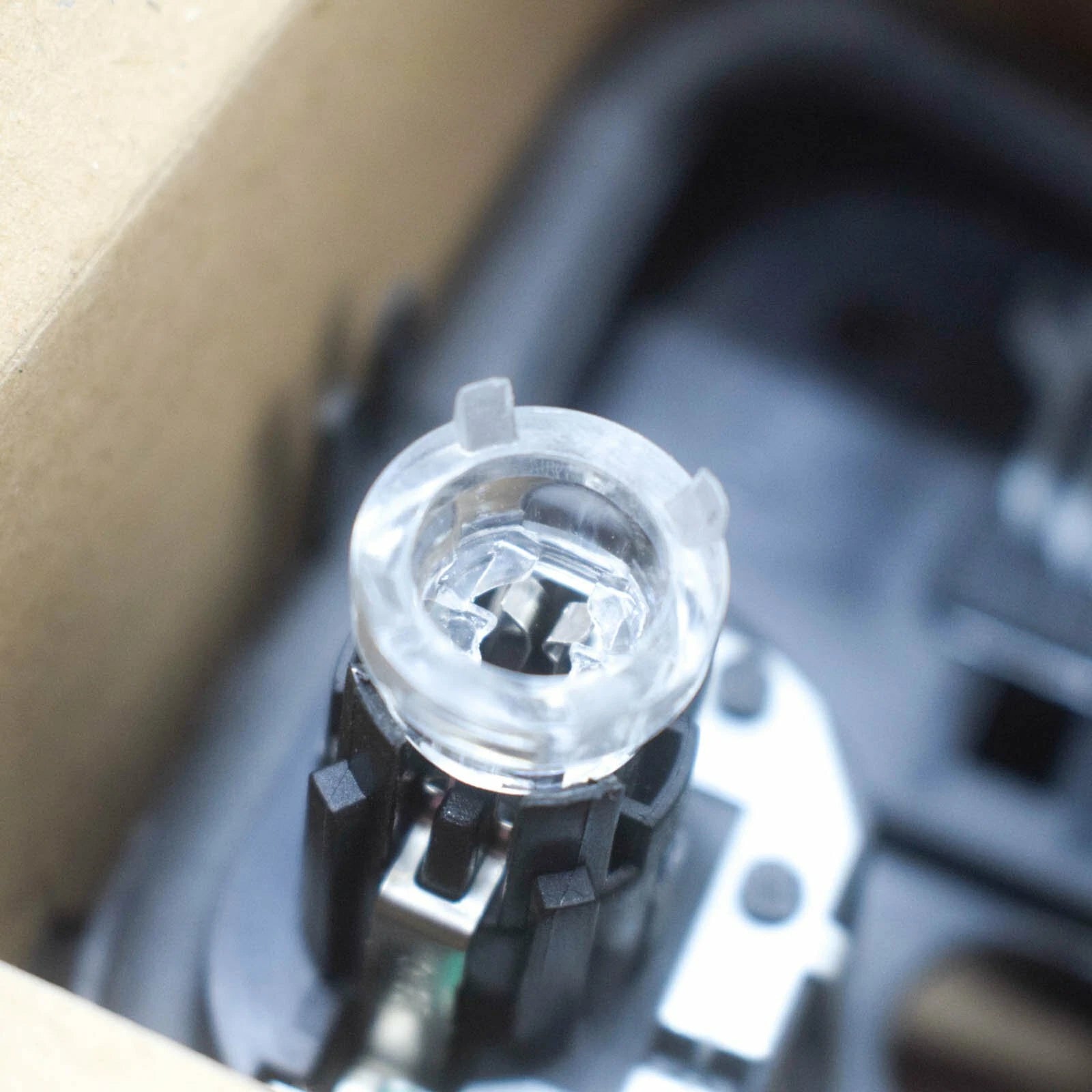 NEW VOLKSWAGEN PASSAT B7 REAR RIGHT TAILLIGHT BULB CARRIER 3AE945258